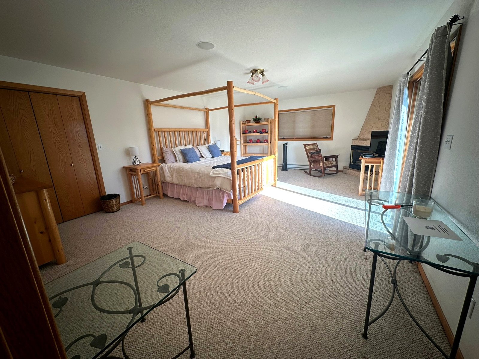 Fourth bedroom in Eagle's Bluff Main House with lodge-inspired decor