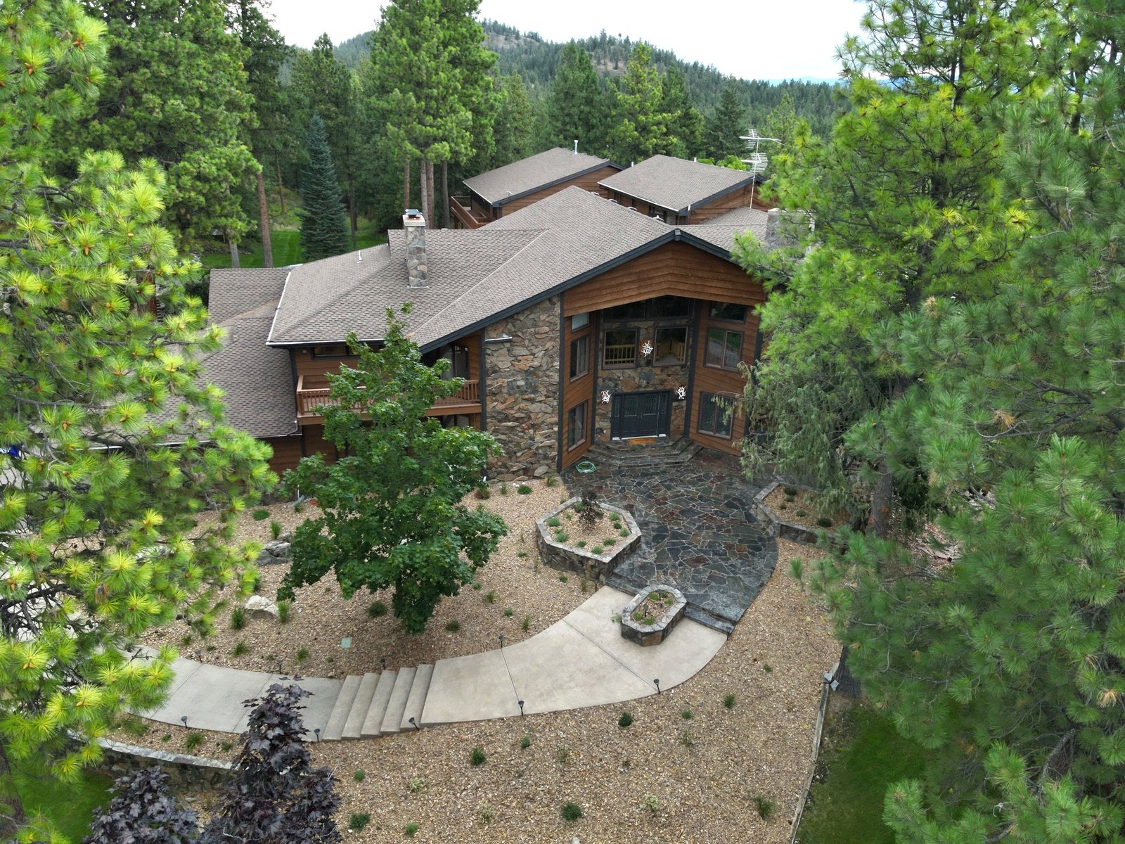 Aerial view of Eagle's Bluff Main House front entry and circular driveway