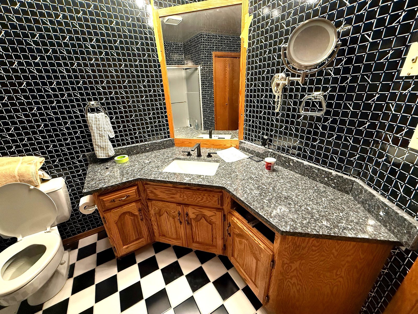 Lower level shared bathroom in Eagle's Bluff Main House — 9 bathrooms total