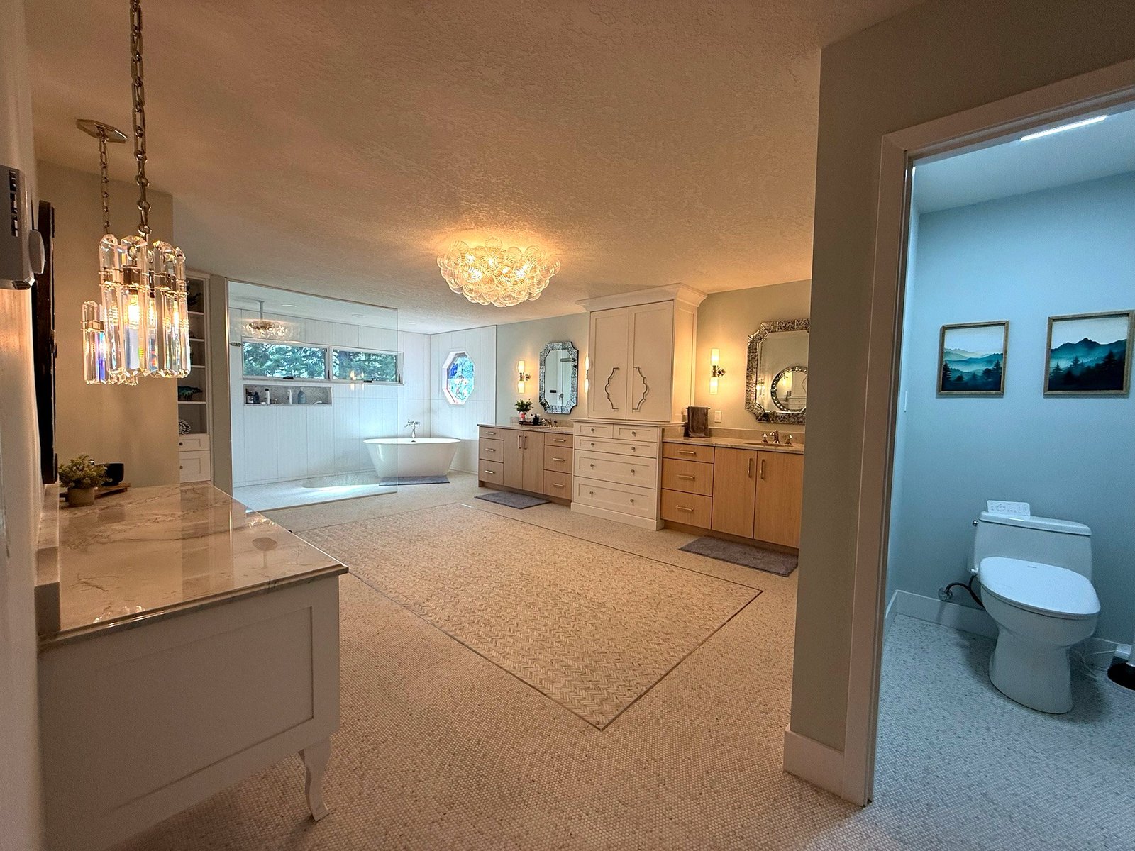 Master bathroom with soaking tub in Eagle's Bluff Main House on Flathead Lake