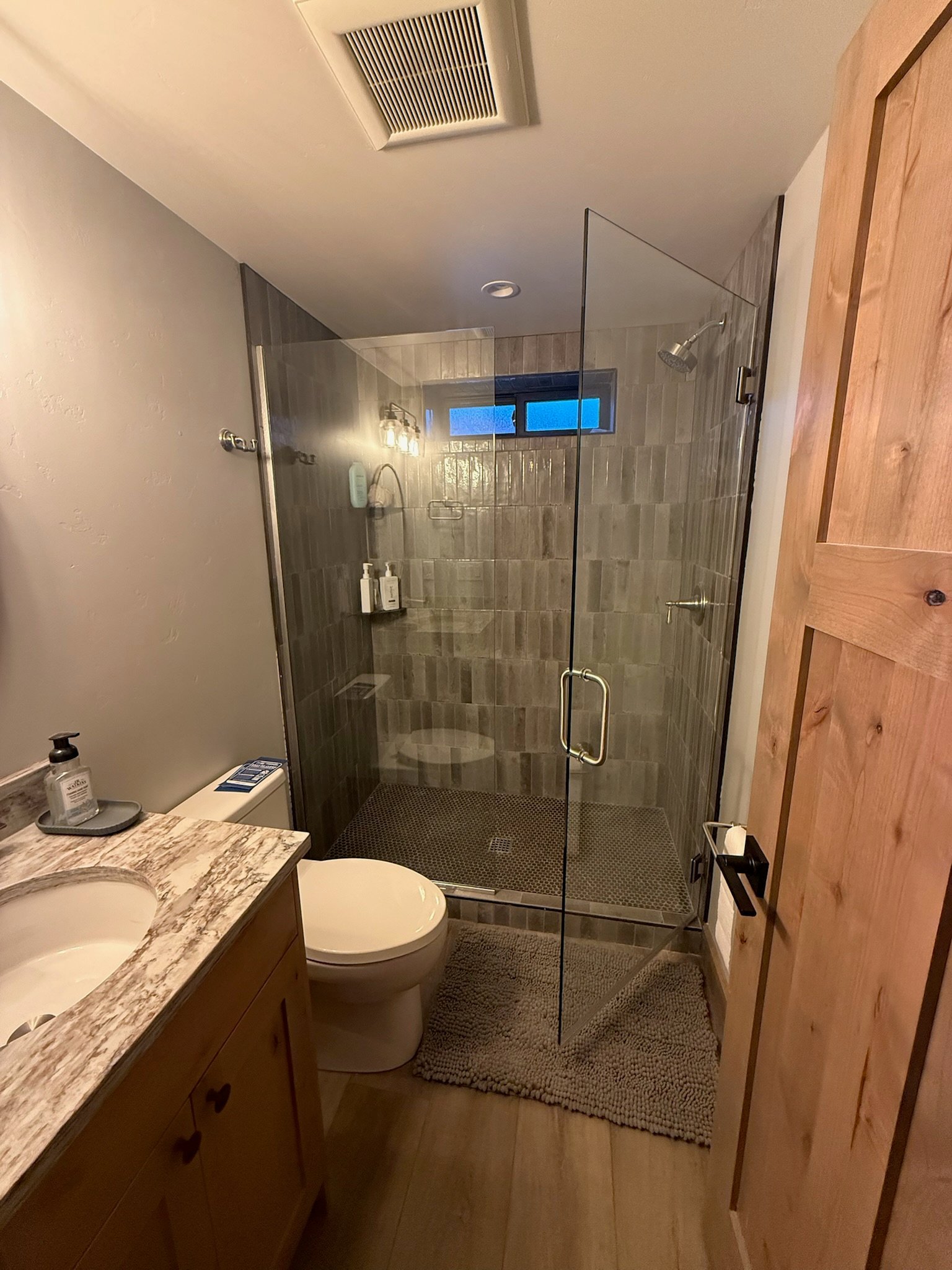 Guest room in Eagle's Bluff Lakeside House lakefront vacation rental