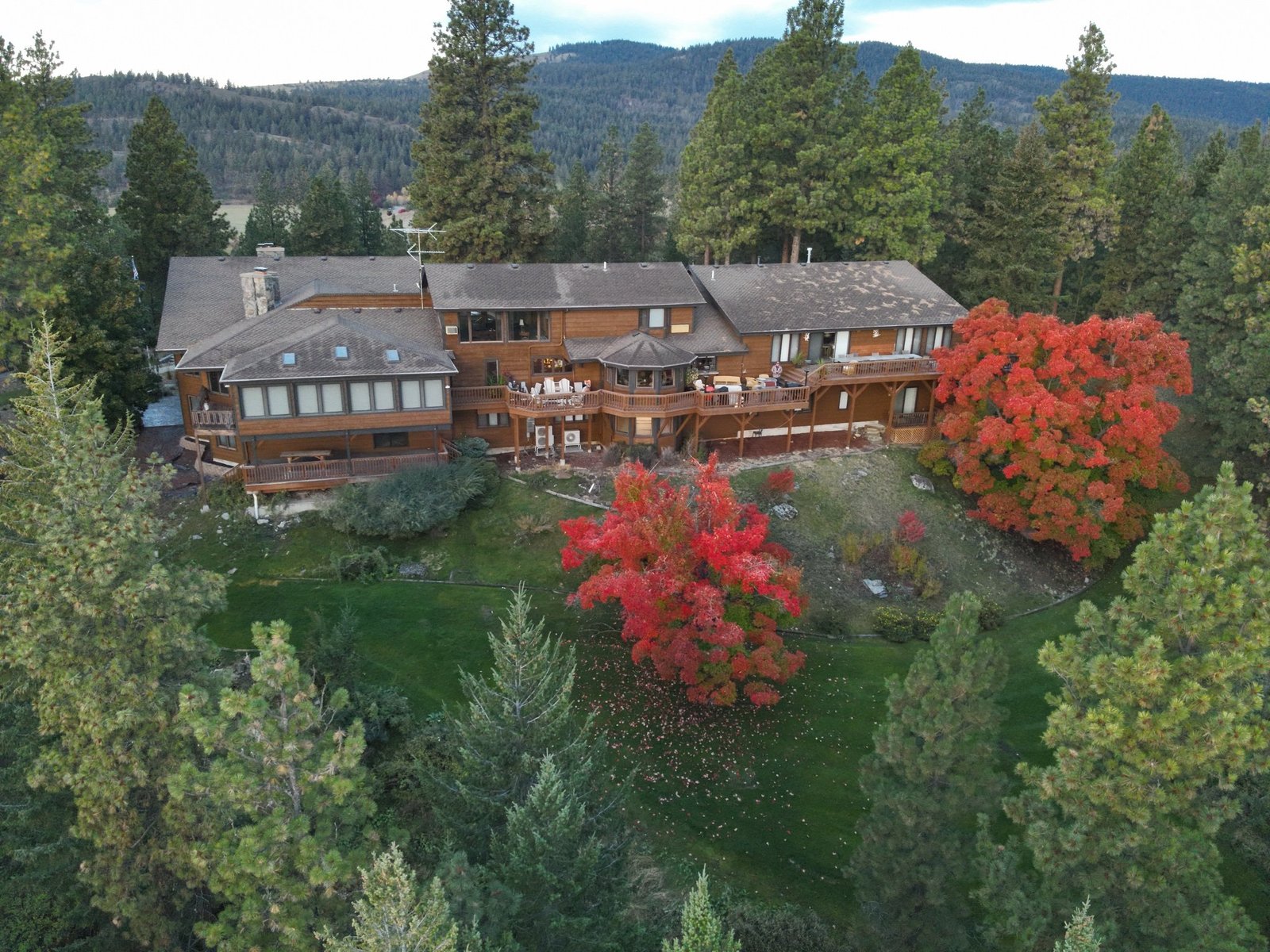 Fall foliage at Eagle's Bluff estate on Flathead Lake near Polson, Montana